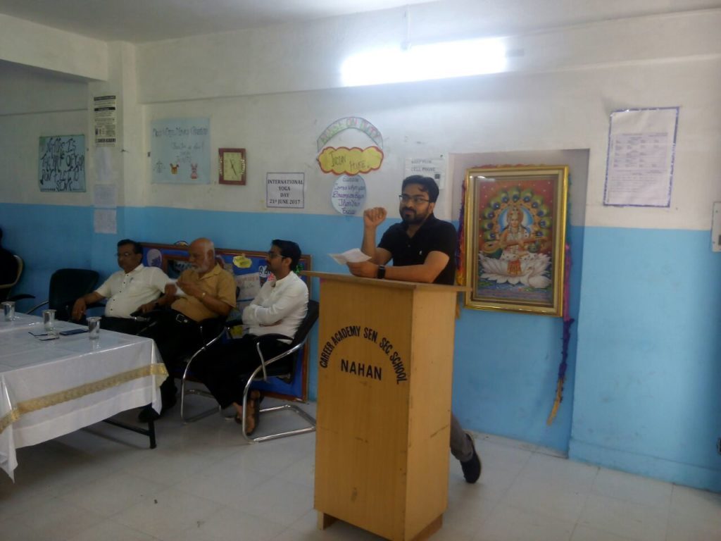 Er. Manoj Rathi giving motivational speech